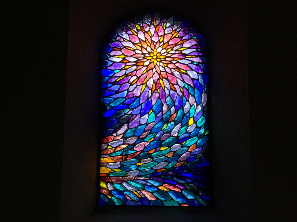 Glasfenster in der Chapelle Saint-Roch bei Noailhac