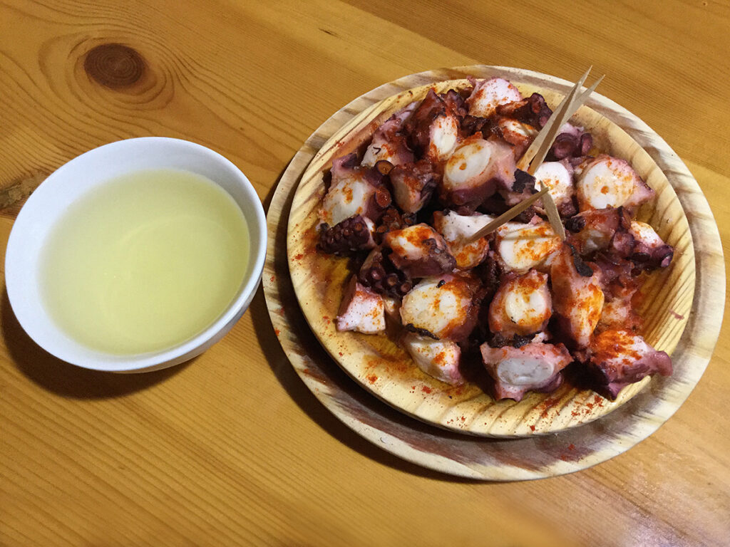 Weisswein und Pulpo in Melide