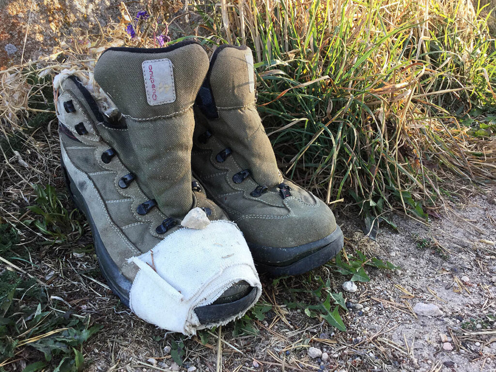 Schuhe am Wegesrand